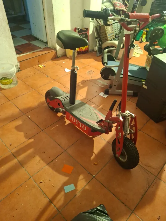 Patinete eléctrico TOYTO rojo con asiento
