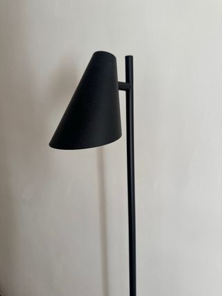 Lámpara de pie negra
