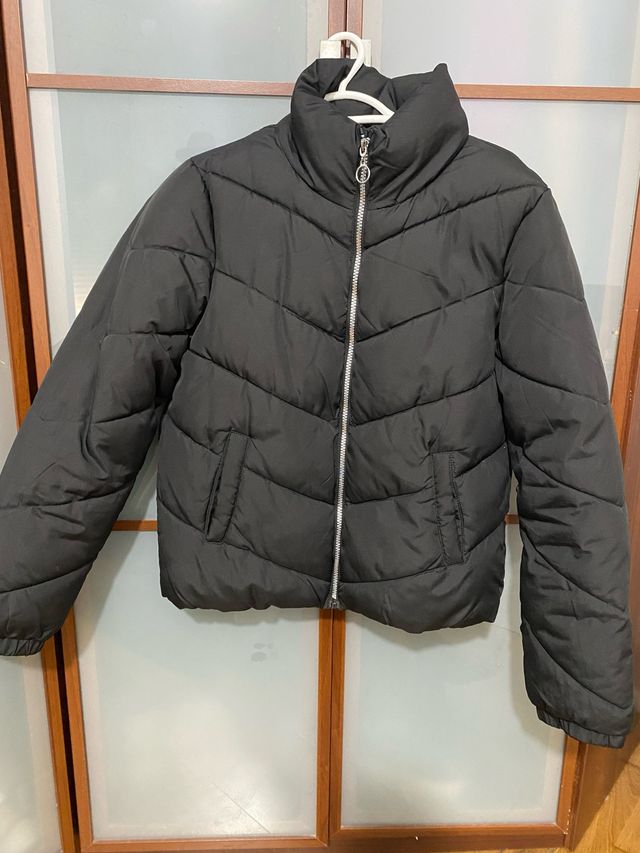 Abrigo negro acolchado