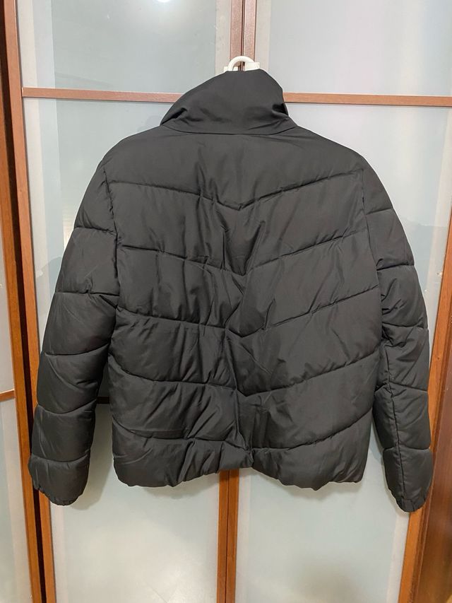 Abrigo negro acolchado