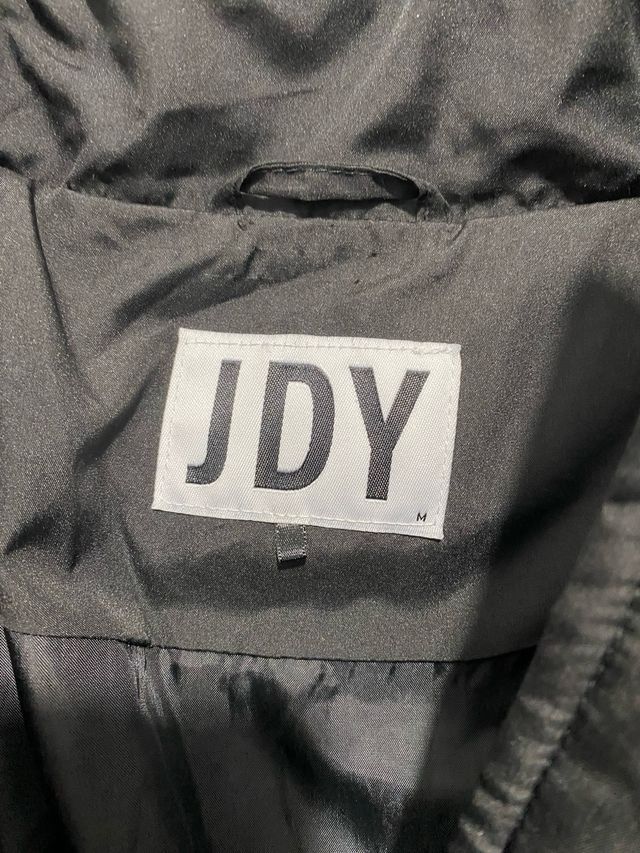 Abrigo negro acolchado