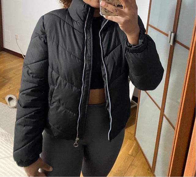 Abrigo negro acolchado