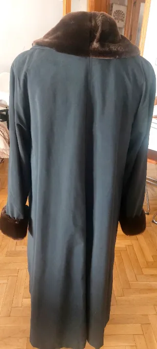 Abrigo largo elegante, solapa terciopelo.