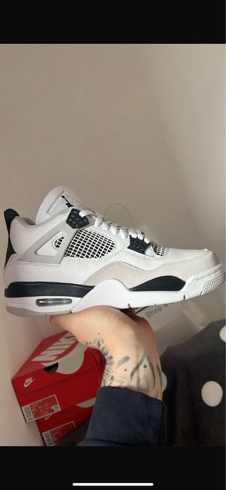 Jordan 4 Blanco y Negro