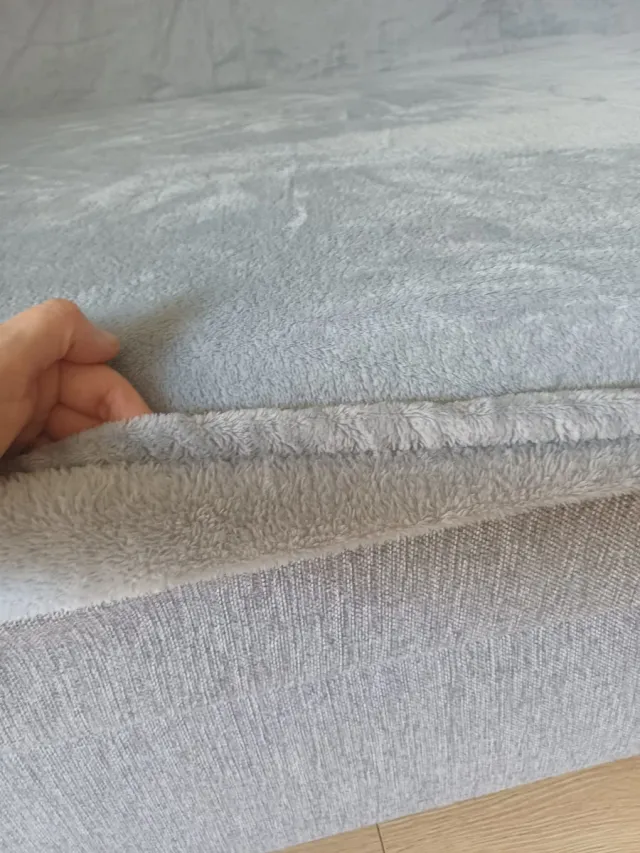 2 Fundas de sofá grises de tela y forro polar.