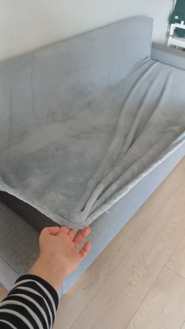 2 Fundas de sofá grises de tela y forro polar.