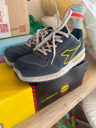 Zapatos de seguridad Diadora azul y amarillo