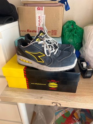 Zapatos de seguridad Diadora azul y amarillo