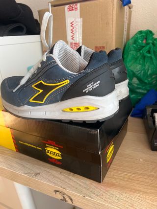 Zapatos de seguridad Diadora azul y amarillo