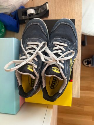 Zapatos de seguridad Diadora azul y amarillo