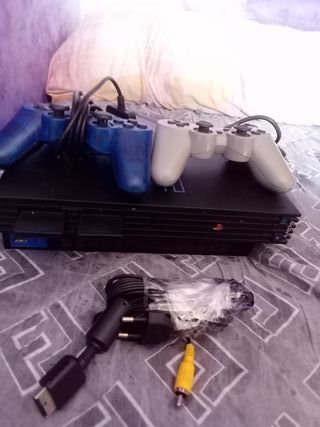 Consola Sony PS2 con mandos y cables