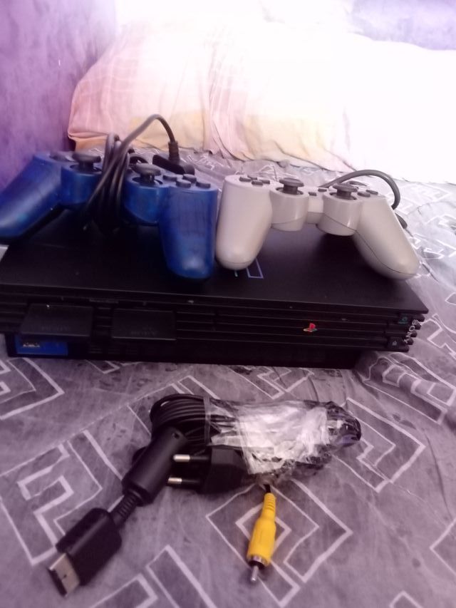 Consola Sony PS2 con mandos y cables