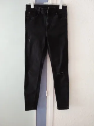 Vaqueros negros rotos chica