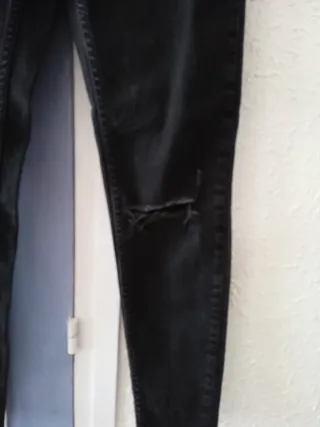 Vaqueros negros rotos chica