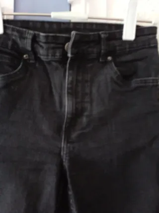 Vaqueros negros rotos chica