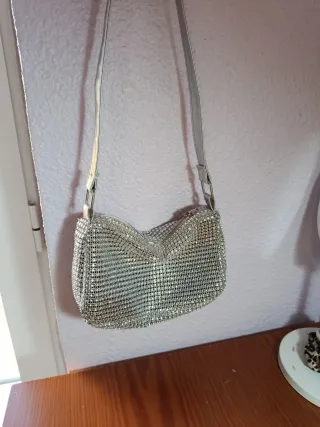 Bolso plateado con pedrería