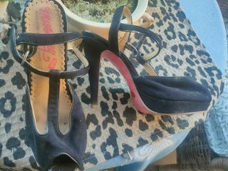 Zapatos de tacón negros y rojos