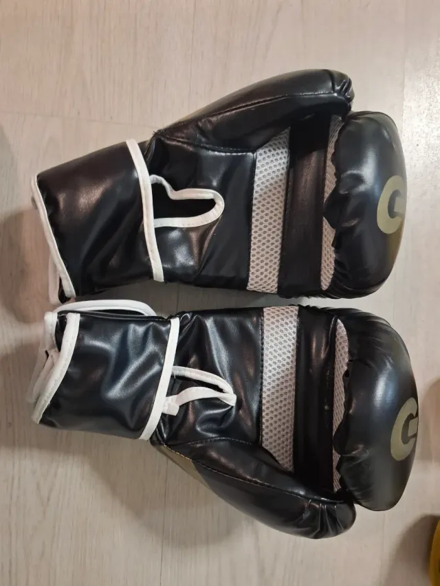 Guantes de boxeo junior negros y dorados