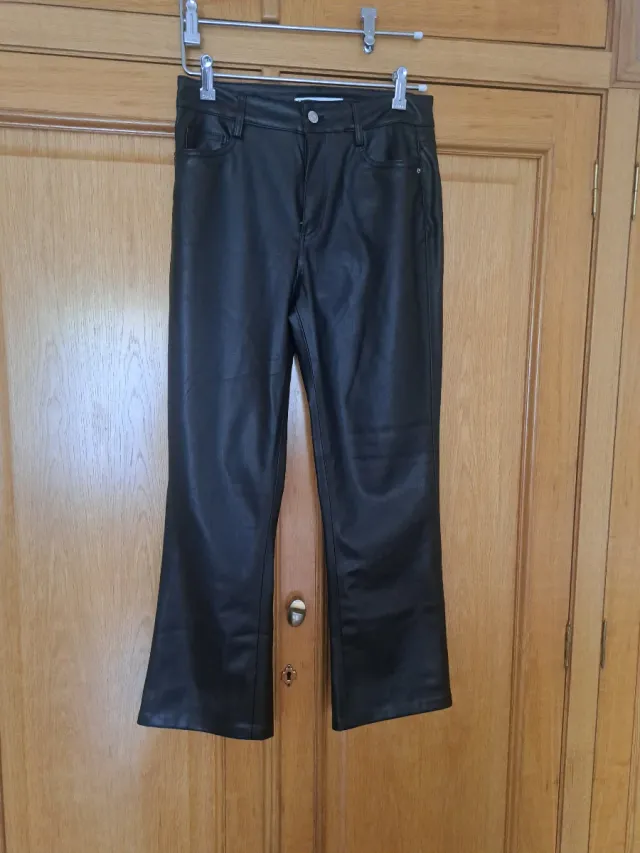 Pantalones efecto piel negros