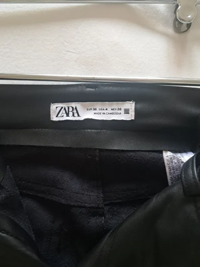 Pantalones efecto piel negros