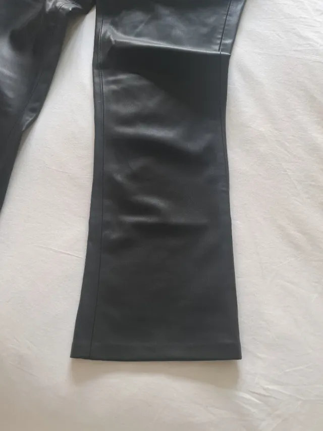 Pantalones efecto piel negros