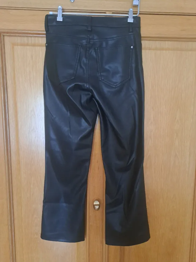 Pantalones efecto piel negros