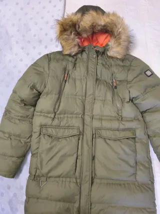 Parka verde con capucha y forro naranja