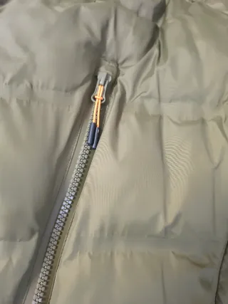 Parka verde con capucha y forro naranja