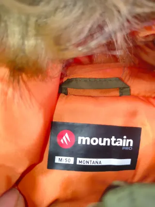 Parka verde con capucha y forro naranja