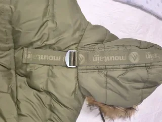 Parka verde con capucha y forro naranja