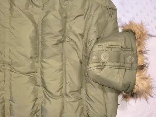 Parka verde con capucha y forro naranja