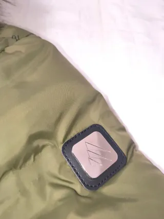 Parka verde con capucha y forro naranja