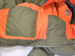 Parka verde con capucha y forro naranja