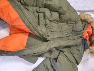Parka verde con capucha y forro naranja