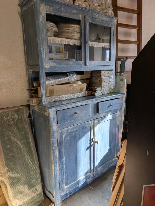 Alacena de madera y cristal azul