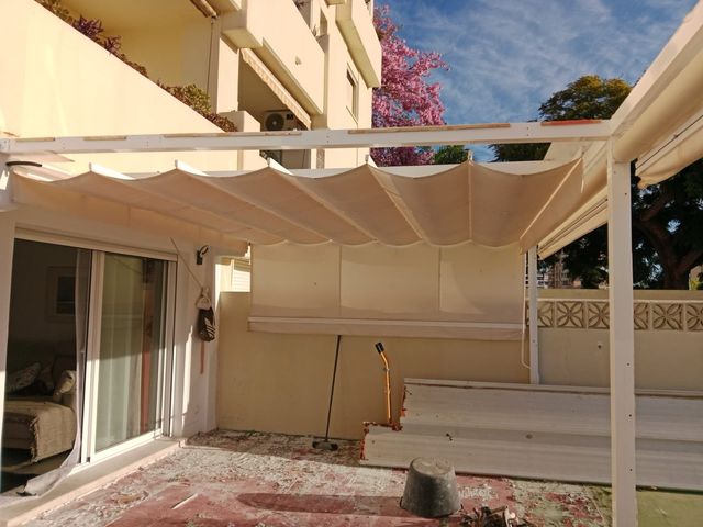 Toldo exterior retráctil beige y blanco c