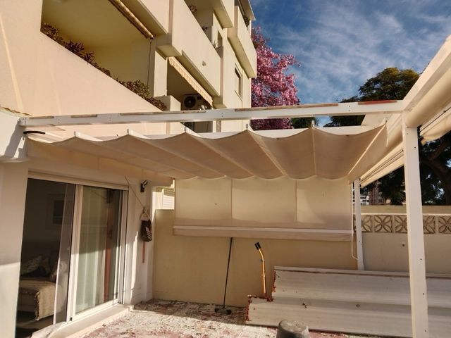 Toldo exterior retráctil beige y blanco c