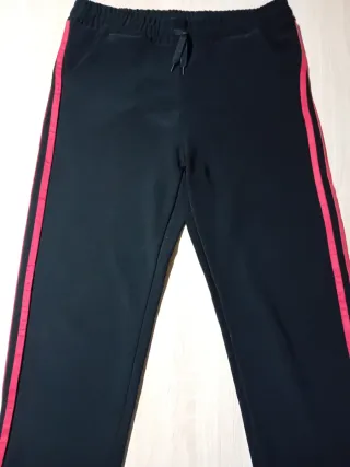 Pantaloni neri con banda rossa