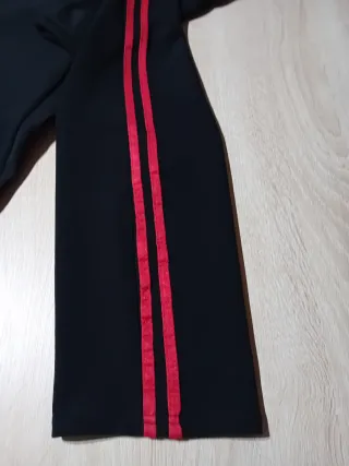 Pantaloni neri con banda rossa