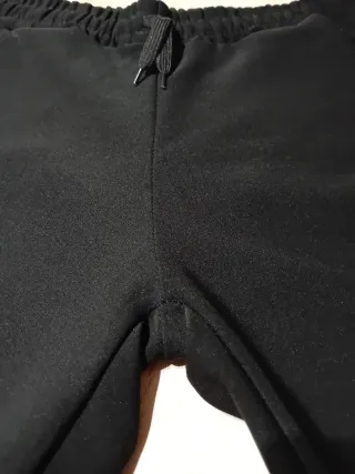 Pantaloni neri con banda rossa