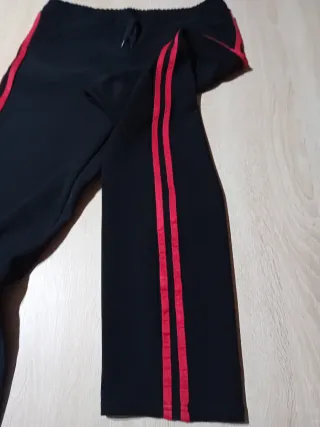 Pantaloni neri con banda rossa