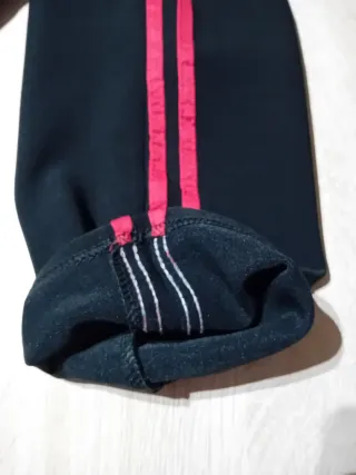 Pantaloni neri con banda rossa