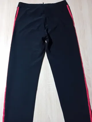 Pantaloni neri con banda rossa
