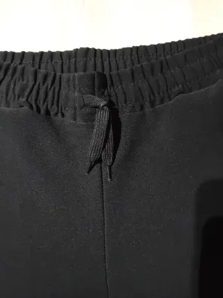 Pantaloni neri con banda rossa