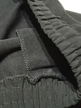 Pantaloni neri con banda rossa