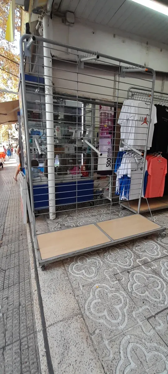 Expositor metálico con ruedas