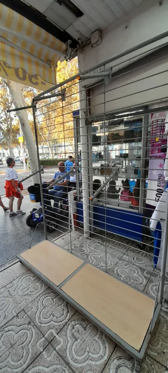 Expositor metálico con ruedas