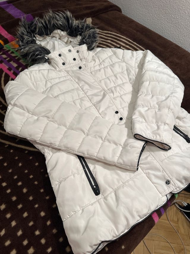Chaqueta acolchada blanca con capucha