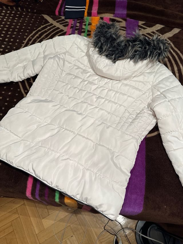 Chaqueta acolchada blanca con capucha