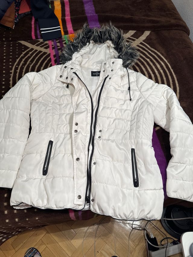 Chaqueta acolchada blanca con capucha